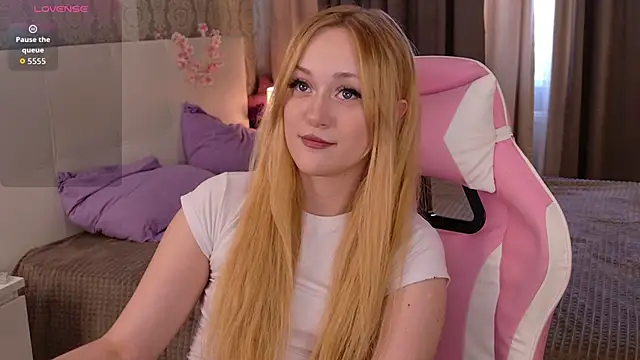 Snapshot of HeyMonkey_ chatting on October 6, 2025, 8:56 am HeyMonkey online show from October 6, 2025, 8:56 am