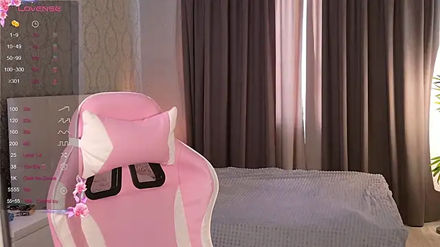 Snapshot of HeyMonkey_ chatting on November 3, 2025, 12:28 pm HeyMonkey online show from November 3, 2025, 12:28 pm