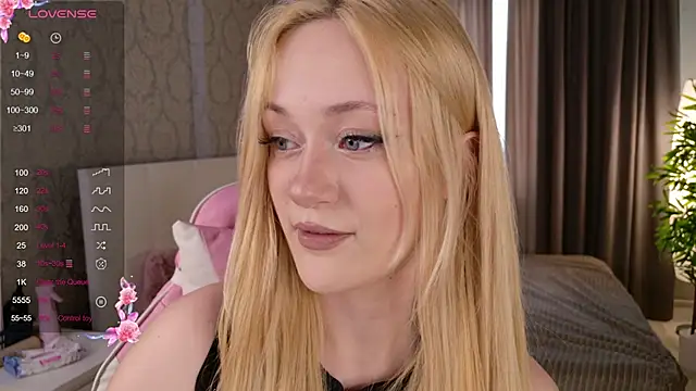 Snapshot of HeyMonkey_ chatting on November 18, 2025, 1:04 pm HeyMonkey online show from November 18, 2025, 1:04 pm