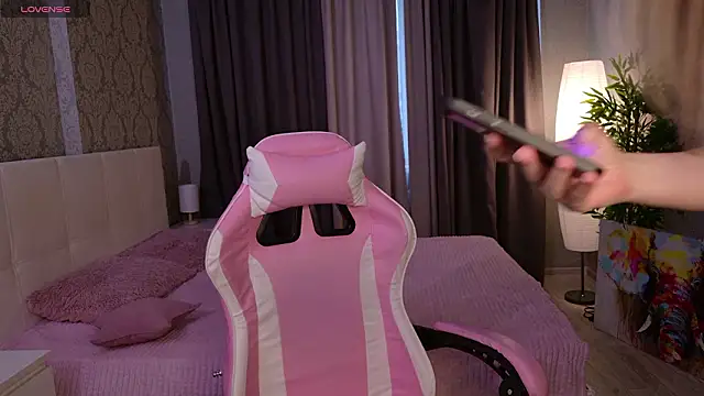 Snapshot of HeyMonkey_ chatting on February 8, 2026, 1:58 pm HeyMonkey online show from February 8, 2026, 1:58 pm