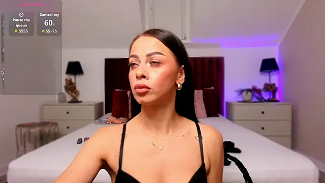 Snapshot of MiaGoldX chatting on October 6, 2025, 3:59 am MiaGoldX online show from October 6, 2025, 3:59 am