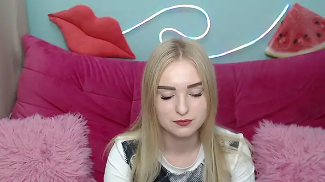 Snapshot of SofySofty chatting on November 18, 2025, 5:45 am SofySofty online show from November 18, 2025, 5:45 am