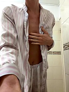 MilaRenee online show from October 7, 2025, 6:54 am