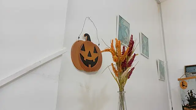 Snapshot of Lizbeth_Rouse chatting on October 31, 2025, 11:33 am Lizbeth Rouse online show from October 31, 2025, 11:33 am