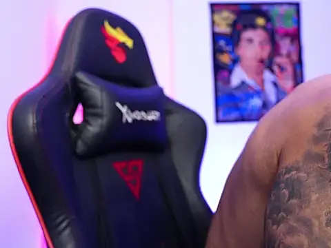 Snapshot of logan_hugh8 chatting on November 23, 2025, 2:22 am logan hugh8 online show from November 23, 2025, 2:22 am