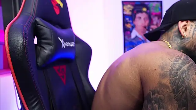 Snapshot of logan_hugh8 chatting on December 16, 2025, 1:10 am logan hugh8 online show from December 16, 2025, 1:10 am