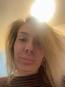 Snapshot of emmasweett11 chatting on July 5, 2026, 4:19 am emmasweett11 online show from July 5, 2026, 4:19 am