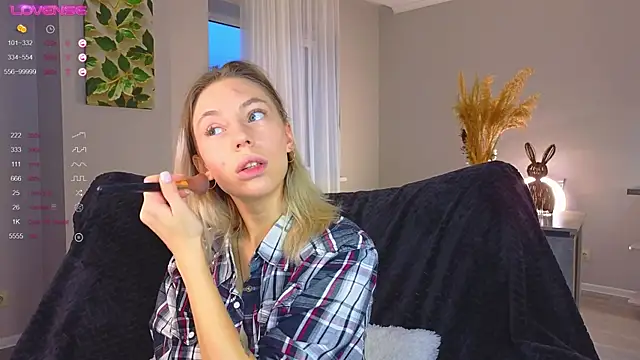 NyxaThorn online show from October 13, 2025, 2:39 pm