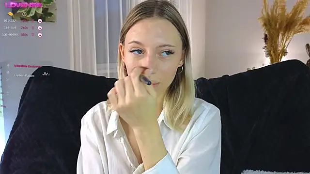 NyxaThorn online show from October 20, 2025, 2:39 pm