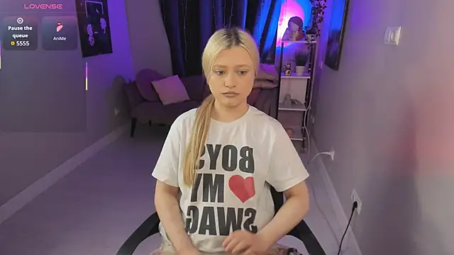 Snapshot of Millie_Vanillies chatting on October 9, 2025, 8:18 pm Millie Vanillies online show from October 9, 2025, 8:18 pm