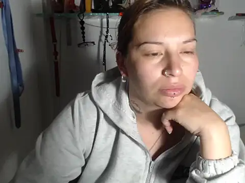 Snapshot of cloequeen15 chatting on September 24, 2025, 10:51 am cloequeen15 online show from September 24, 2025, 10:51 am