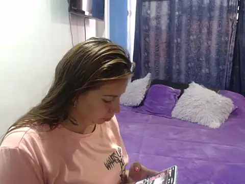 Snapshot of cloequeen15 chatting on October 6, 2025, 8:28 pm cloequeen15 online show from October 6, 2025, 8:28 pm