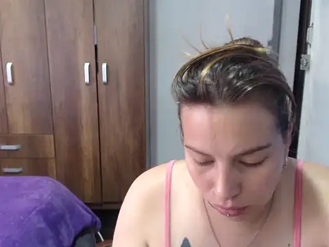 Snapshot of cloequeen15 chatting on October 22, 2025, 5:24 pm cloequeen15 online show from October 22, 2025, 5:24 pm