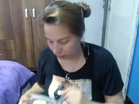 Snapshot of cloequeen15 chatting on October 27, 2025, 8:02 pm cloequeen15 online show from October 27, 2025, 8:02 pm