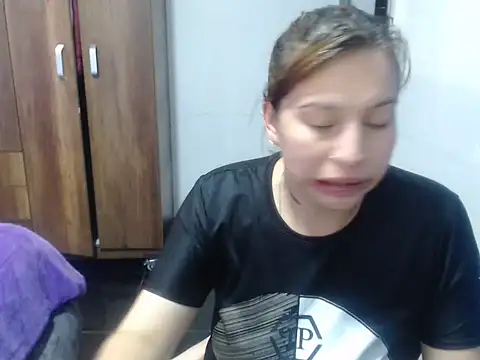 Snapshot of cloequeen15 chatting on October 29, 2025, 5:25 pm cloequeen15 online show from October 29, 2025, 5:25 pm