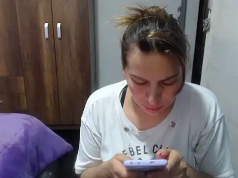 Snapshot of cloequeen15 chatting on November 11, 2025, 5:46 pm cloequeen15 online show from November 11, 2025, 5:46 pm