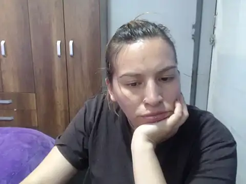 Snapshot of cloequeen15 chatting on November 14, 2025, 3:33 pm cloequeen15 online show from November 14, 2025, 3:33 pm