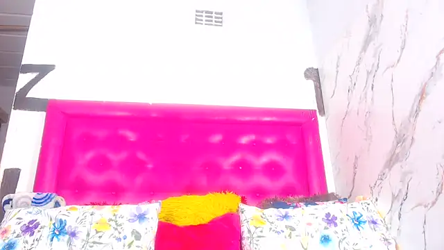 Snapshot of LoloQueen5 chatting on July 1, 2026, 8:52 pm LoloQueen5 online show from July 1, 2026, 8:52 pm