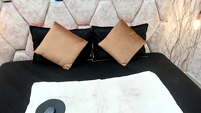 EXOTIC EBONY  online show from October 5, 2025, 7:12 pm