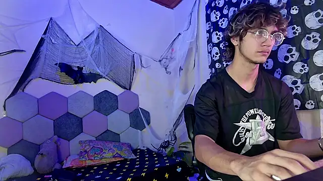 Snapshot of 2006_tgn chatting on October 31, 2025, 12:17 pm 2006 tgn online show from October 31, 2025, 12:17 pm