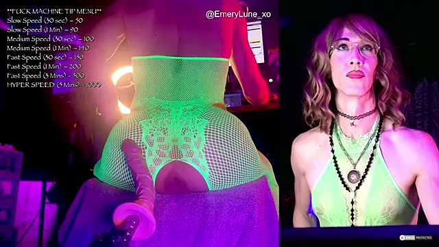 Snapshot of EmeryLune_xo chatting on October 22, 2025, 4:02 am EmeryLune xo online show from October 22, 2025, 4:02 am