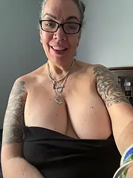 dieseldame1313 online show from December 19, 2025, 1:51 pm