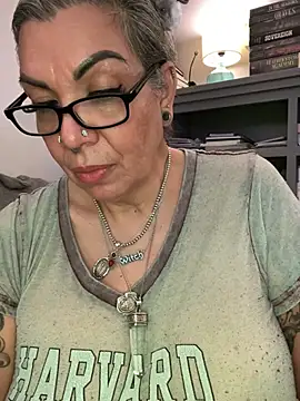 dieseldame1313 online show from April 29, 2026, 4:05 am