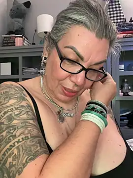dieseldame1313 online show from May 4, 2026, 4:52 am