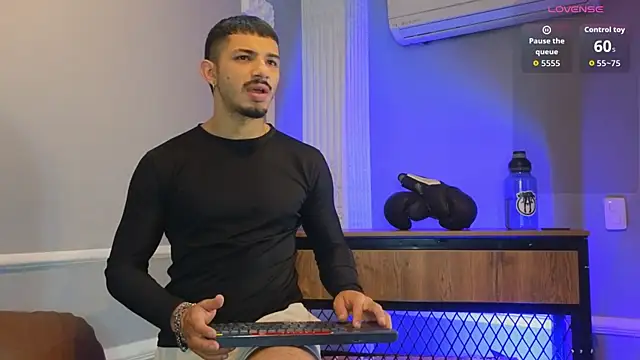 ArturoCardona  online show from December 15, 2025, 11:58 am