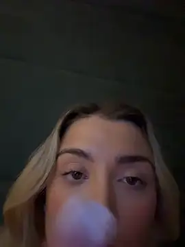 ellariverss online show from September 17, 2025, 4:52 pm