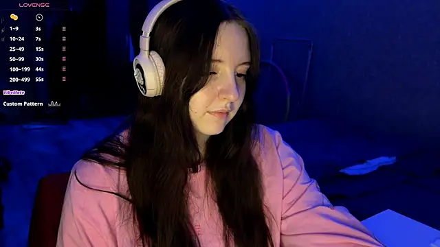 Snapshot of LauretteRagar chatting on November 18, 2025, 6:23 pm LauretteRagar online show from November 18, 2025, 6:23 pm