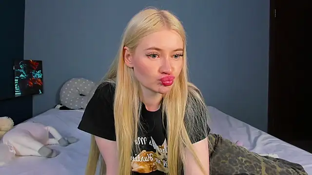 Snapshot of Lillie_Berry chatting on June 30, 2026, 5:19 am Lillie Berry online show from June 30, 2026, 5:19 am