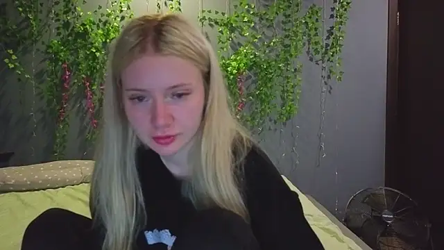 Snapshot of Lillie_Berry chatting on July 25, 2026, 4:54 am Lillie Berry online show from July 25, 2026, 4:54 am