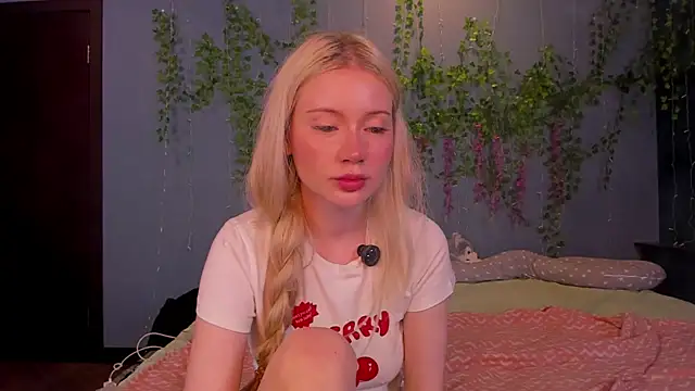 Snapshot of Lillie_Berry chatting on July 31, 2026, 5:18 am Lillie Berry online show from July 31, 2026, 5:18 am