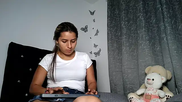 abella-lemus online show from December 15, 2025, 12:15 am