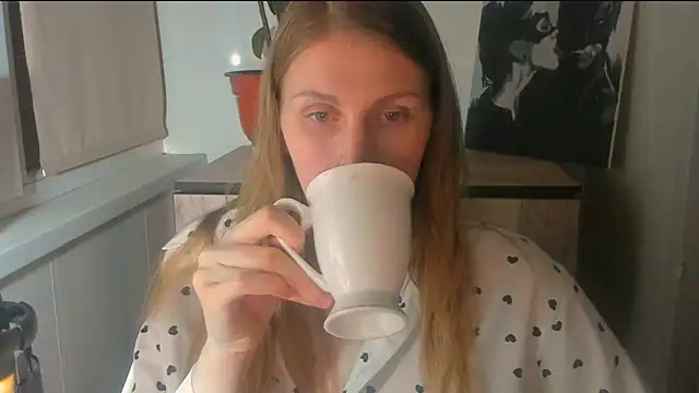 JuliaMuuun online show from April 6, 2026, 9:16 pm