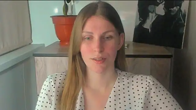 JuliaMuuun online show from April 15, 2026, 10:32 pm