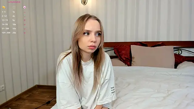 Snapshot of Little_Clare chatting on October 24, 2025, 7:32 pm Little Clare online show from October 24, 2025, 7:32 pm