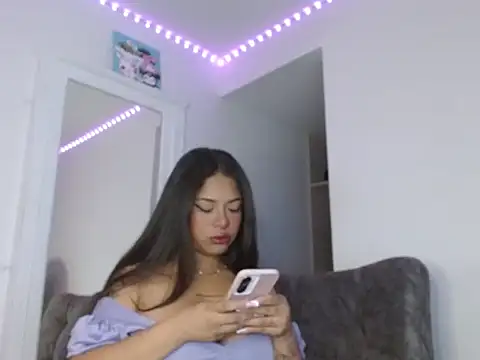 Snapshot of reina_reina chatting on September 24, 2025, 10:46 pm reina reina online show from September 24, 2025, 10:46 pm