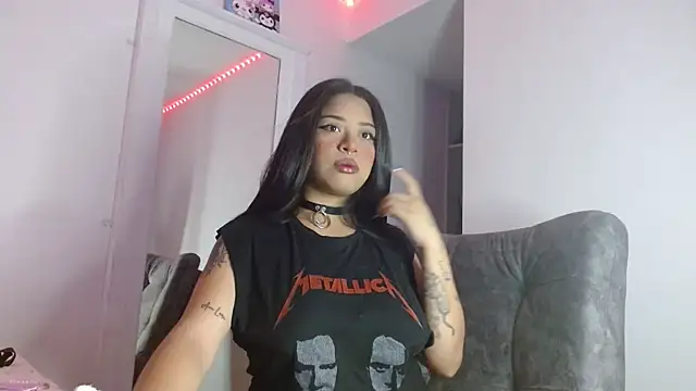 Snapshot of reina_reina chatting on October 17, 2025, 11:18 pm reina reina online show from October 17, 2025, 11:18 pm