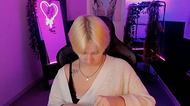 Snapshot of CinBellamy chatting on September 25, 2025, 5:00 am CinBellamy online show from September 25, 2025, 5:00 am