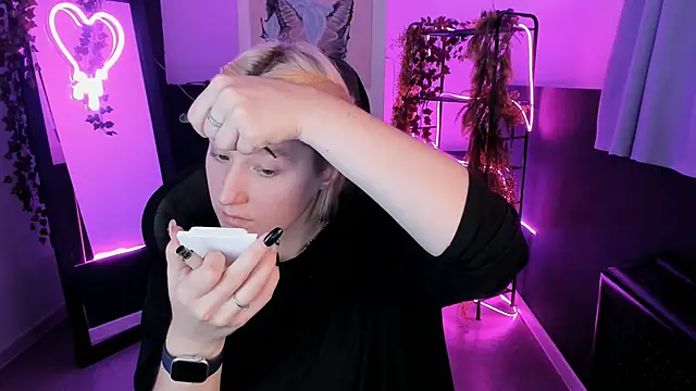 Snapshot of CinBellamy chatting on October 1, 2025, 6:08 am CinBellamy online show from October 1, 2025, 6:08 am