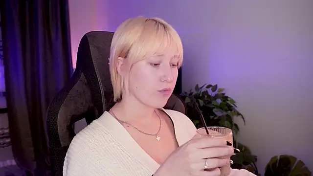 Snapshot of CinBellamy chatting on October 3, 2025, 6:32 am CinBellamy online show from October 3, 2025, 6:32 am