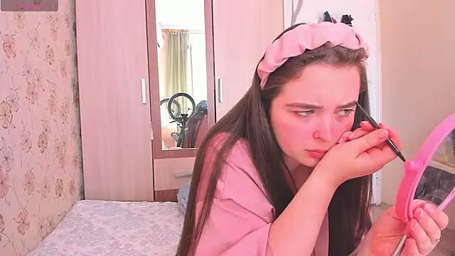 Snapshot of Alice_next_door chatting on June 2, 2026, 11:23 am Alice next door online show from June 2, 2026, 11:23 am
