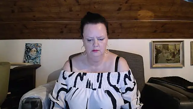 TiffanyMature online show from July 31, 2026, 4:39 pm