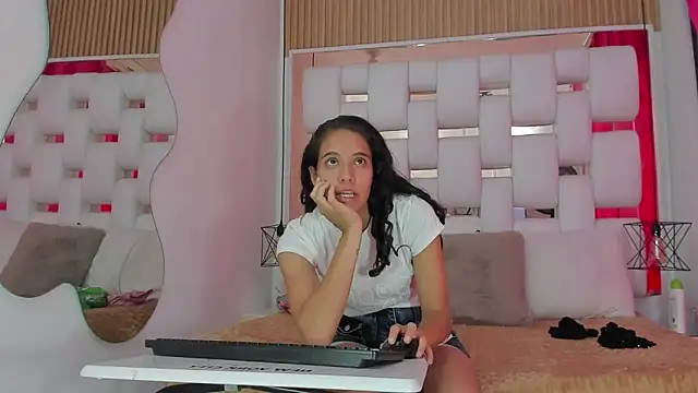 Snapshot of MiaCours chatting on October 5, 2025, 2:37 pm MiaCours online show from October 5, 2025, 2:37 pm