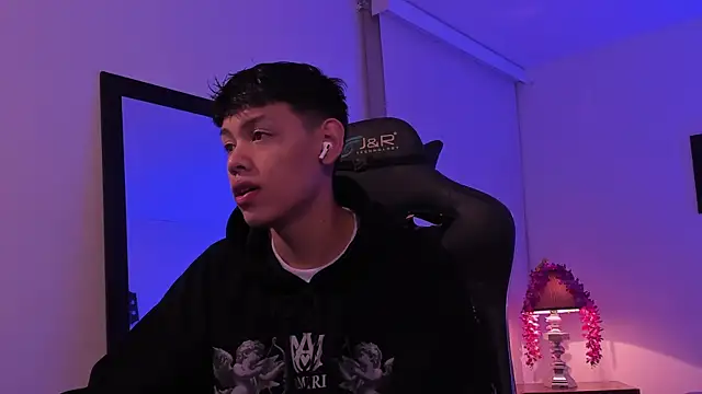 Snapshot of zeus_blaze chatting on September 18, 2025, 3:30 am zeus blaze online show from September 18, 2025, 3:30 am