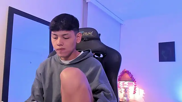 Snapshot of zeus_blaze chatting on October 1, 2025, 12:11 pm zeus blaze online show from October 1, 2025, 12:11 pm