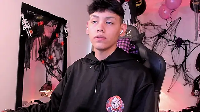 Snapshot of zeus_blaze chatting on October 4, 2025, 5:55 pm zeus blaze online show from October 4, 2025, 5:55 pm