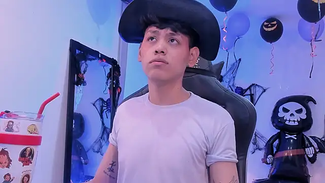 Snapshot of zeus_blaze chatting on October 22, 2025, 4:40 pm zeus blaze online show from October 22, 2025, 4:40 pm